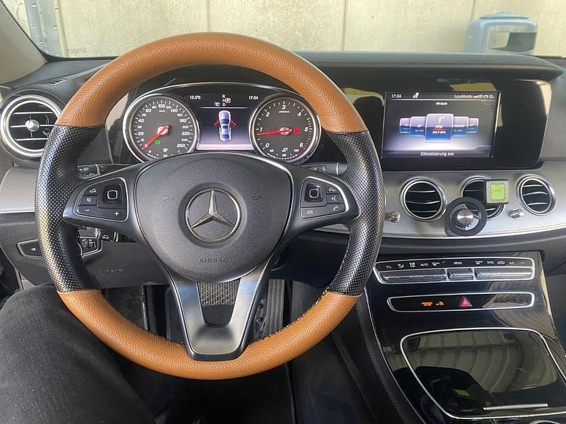 Gebraucht Mercedes E220 194 PS (142 kW) 2016 Schwarz Limousine
