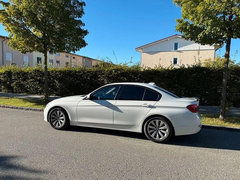 Weiß Gebraucht 2017 BMW 320 Efficient Dynamics Limousine | 13.470 € (Guter Preis) - Bild 1/4