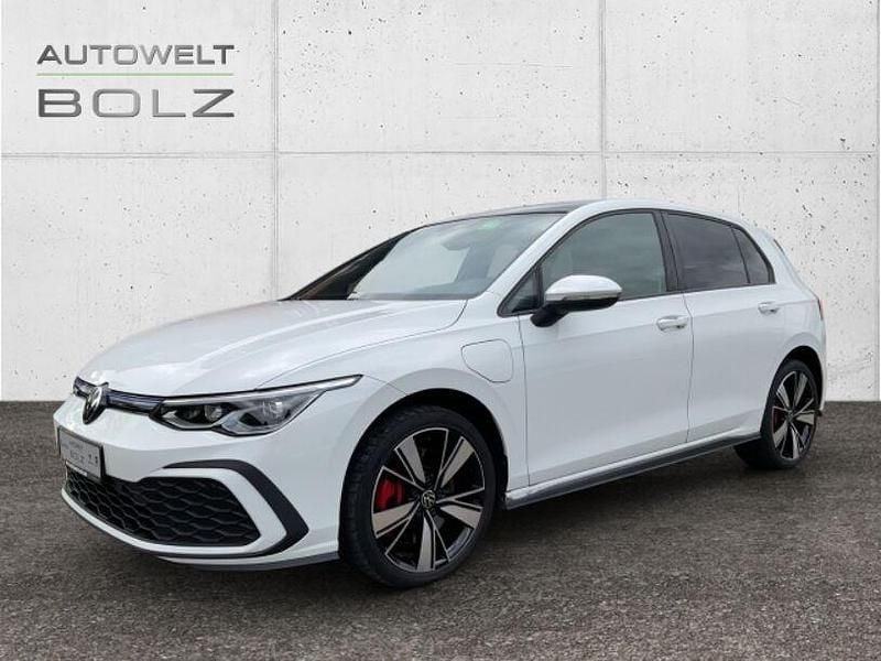 Weiss Gebraucht 2021 VW Golf VIII GTE Limousine | 24.990 € (Fairer Preis) - Bild 1/4