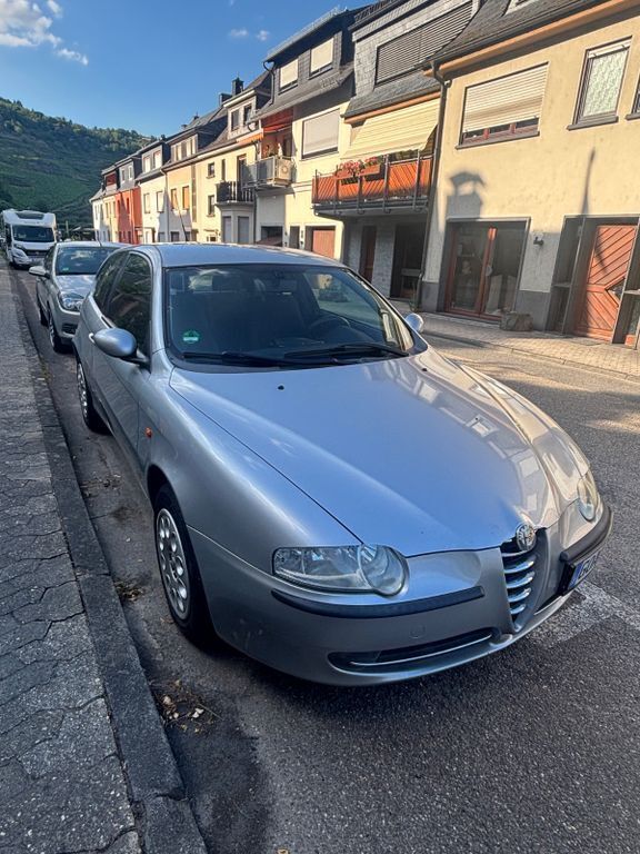 Grau Gebraucht 2002 Alfa Romeo 147 Progression Kleinwagen | 2.000 € (Fairer Preis) - Bild 1/4