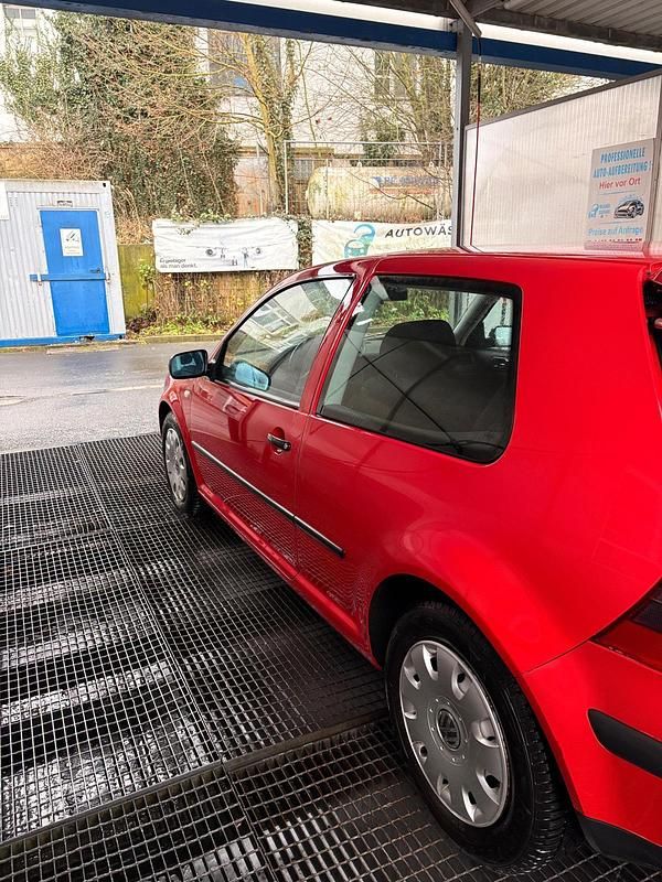 Gebraucht VW Golf VIII 75 PS (55 kW) 2021 Rot Kleinwagen