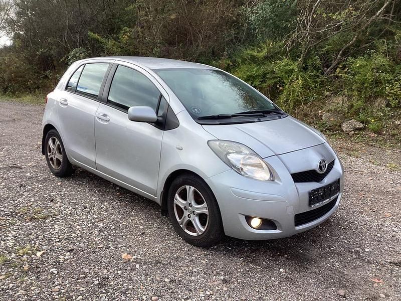 Gebraucht Toyota Yaris 90 PS (66 kW) 2010 Silber Kleinwagen