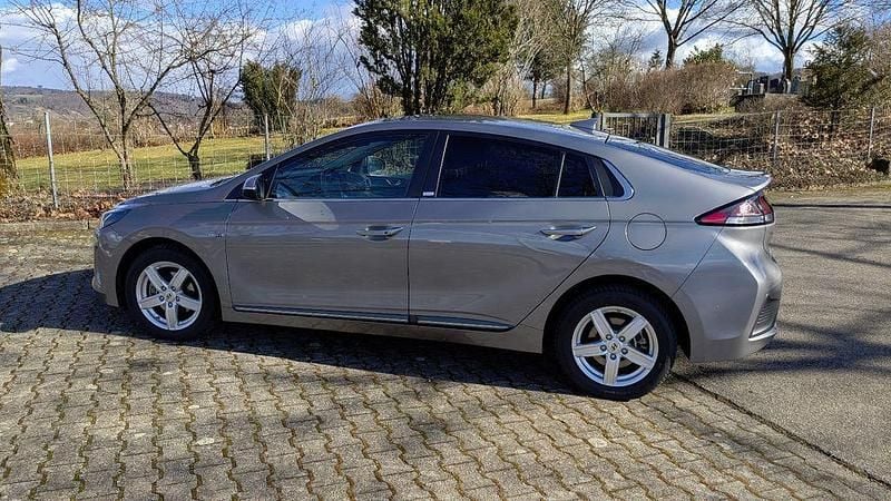 Gebraucht Hyundai Ioniq Premium 100 kW (136 PS) 2020 Grau Kleinwagen