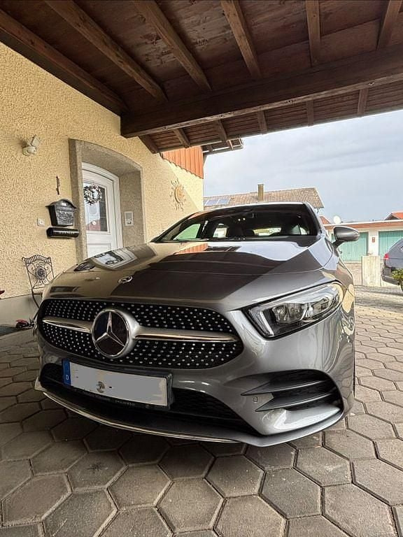 Grau Gebraucht 2020 Mercedes A180 AMG line Limousine | 21.900 € (Guter Preis) - Bild 1/4