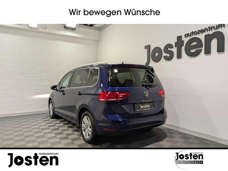 Gebraucht VW Touran Highline 150 PS (110 kW) 2023 Atlantik blue metallic Van / Kleinbus