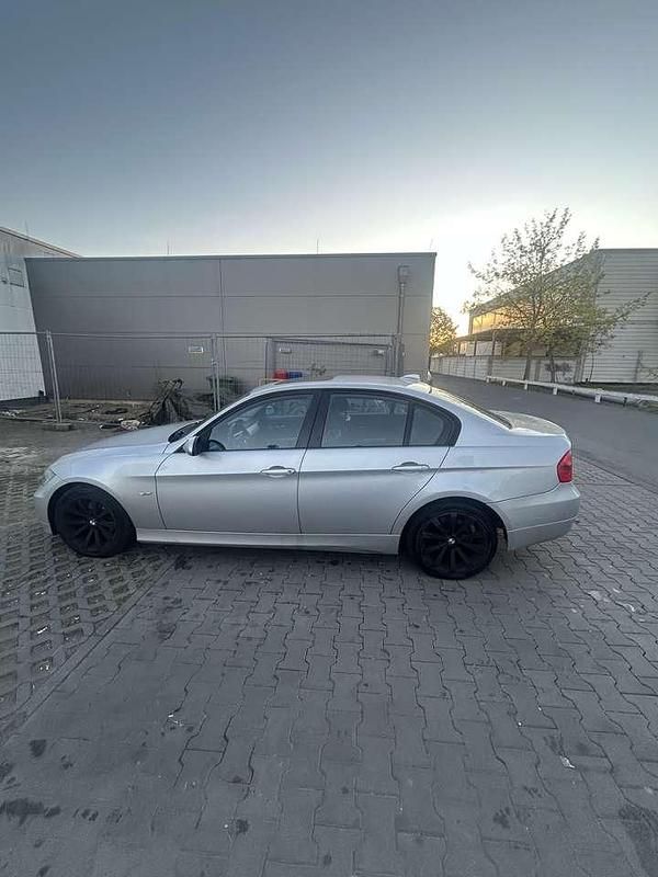 Gebraucht BMW 320 163 PS (119 kW) 2007 Grau Limousine