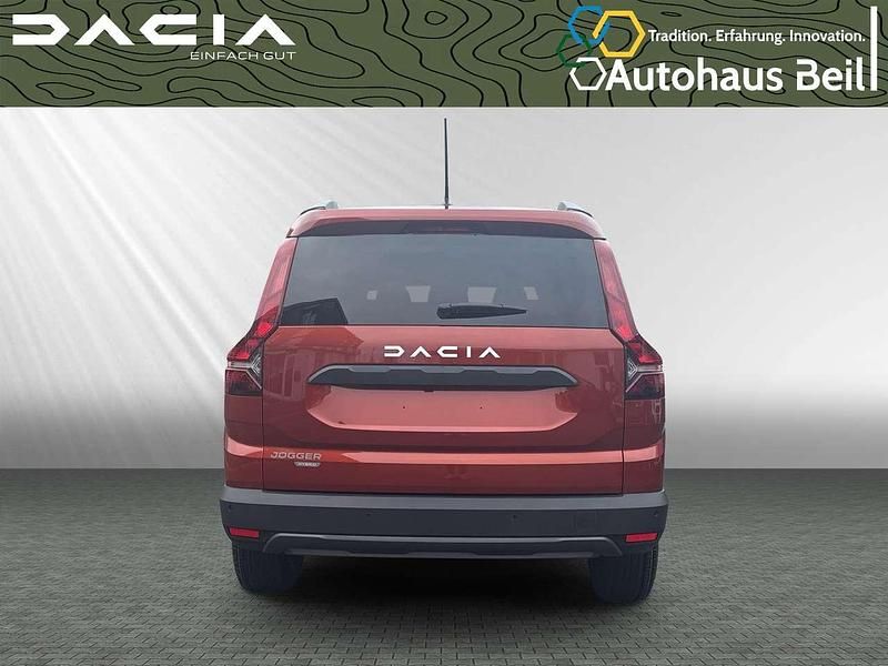Neu Dacia Jogger Expression 94 PS (69 kW) 2025 Terracottabraun metallic (bra Van / Kleinbus