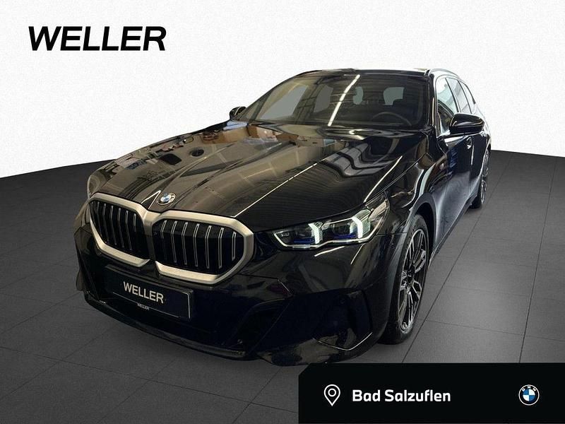 Black sapphire (schwarz) Gebraucht 2024 BMW 520 M Sport Kombi | 49.400 € (Fairer Preis) - Bild 1/4