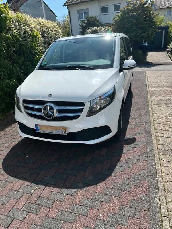 Weiß Gebraucht 2022 Mercedes V220 Van / Kleinbus | 42.500 € (Superpreis) - Bild 1/4