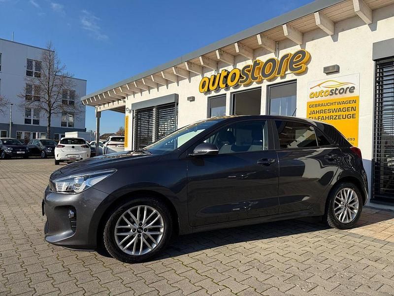 Grau Gebraucht 2018 Kia Rio DREAM-TEAM Edition Limousine | 10.585 € (Fairer Preis) - Bild 1/4