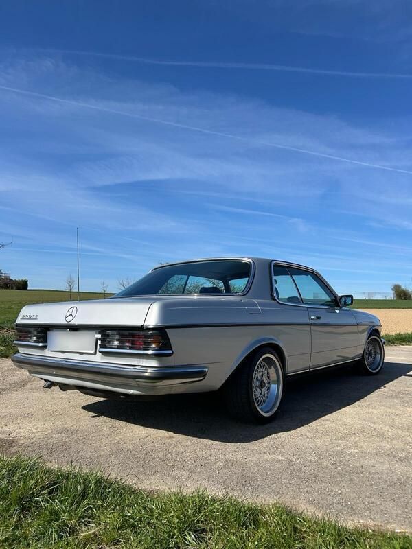Silber Gebraucht 1983 Mercedes 230 Coupé | 29.750 € - Bild 1/4