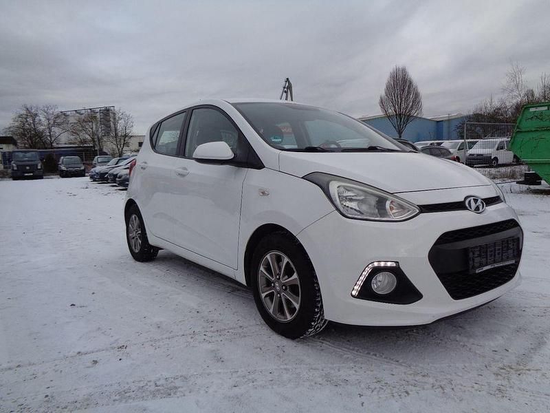 Gebraucht Hyundai i10 Edition 87 PS (63 kW) 2015 Weiß Kleinwagen