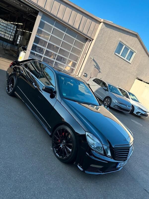 Schwarz Gebraucht 2010 Mercedes E500 Limousine | 14.500 € (Superpreis) - Bild 1/4