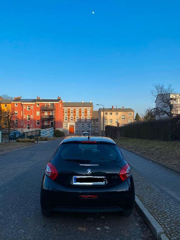 Gebraucht Peugeot 208 Active 82 PS (60 kW) 2012 Schwarz Kleinwagen