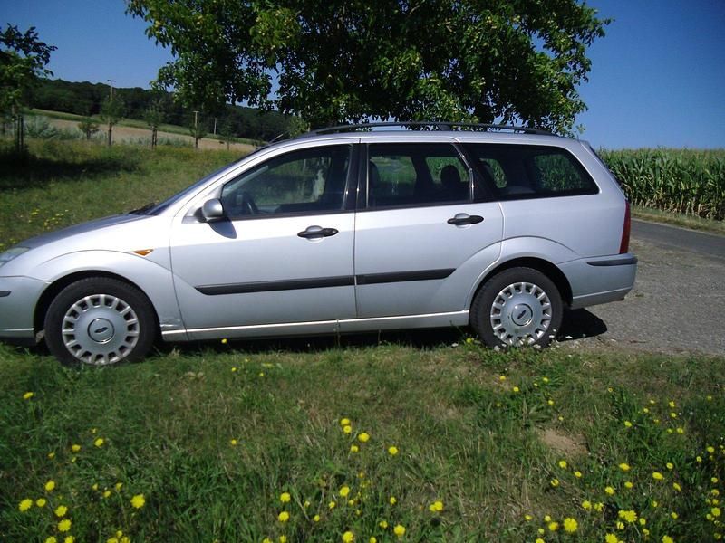 Silber Gebraucht 2004 Ford Focus Kombi | 799 € - Bild 1/4