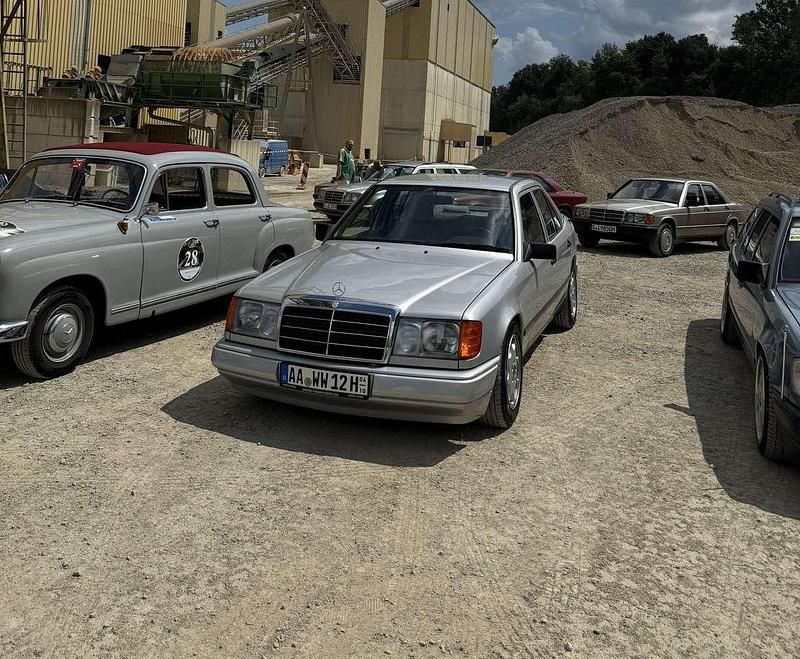Silber Gebraucht 1989 Mercedes E230 Limousine | 14.889 € - Bild 1/4
