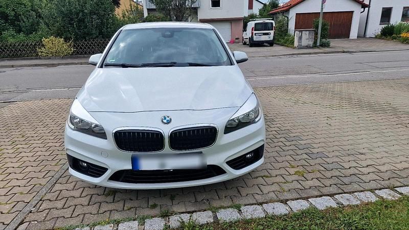 Weiß Gebraucht 2015 BMW 220 Active Tourer Van / Kleinbus | 10.500 € (Guter Preis) - Bild 1/4