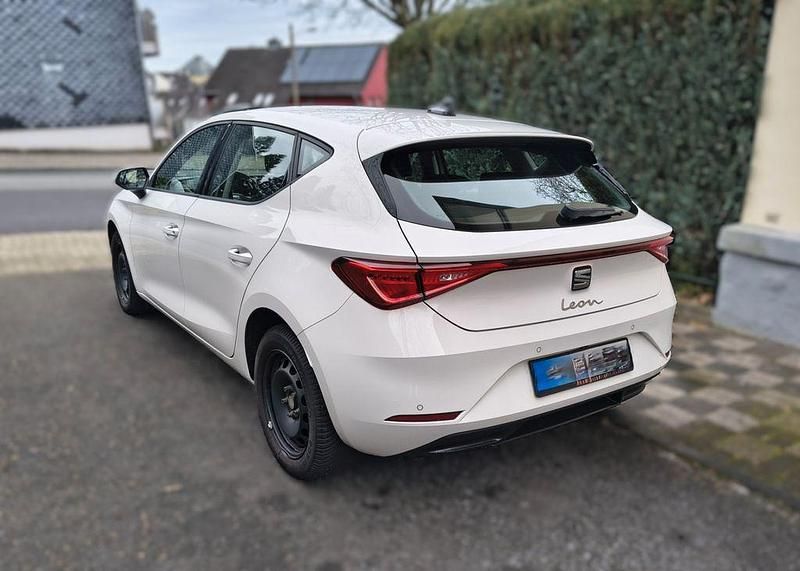 Używany Seat Leon 131 KM (96 kW) 2020 Biały Sedan/Limuzyna