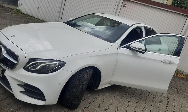 Weiß Gebraucht 2018 Mercedes E200 AMG line Limousine | 22.700 € (Superpreis) - Bild 1/4