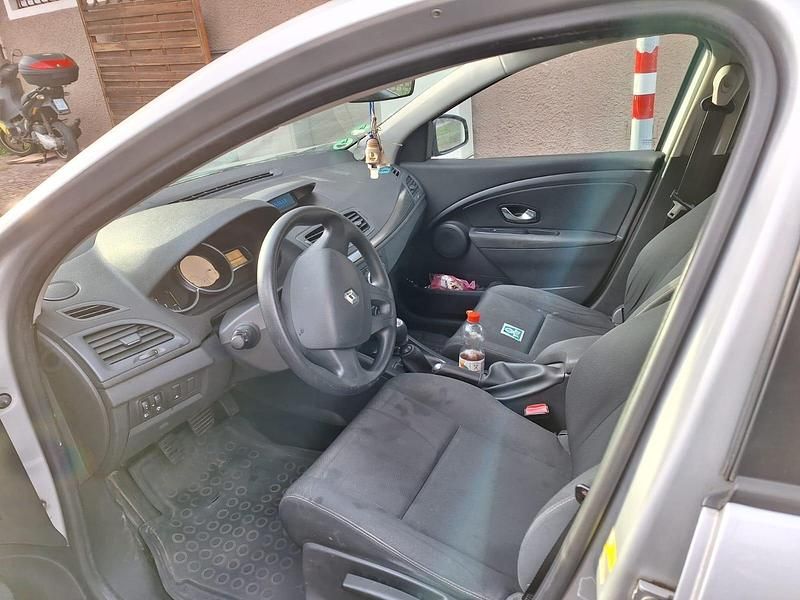 Gebraucht Renault Mégane GrandTour Expression 106 PS (77 kW) 2011 Grau Kombi