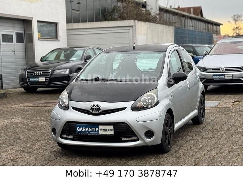 Silber Gebraucht 2012 Toyota Aygo Cool Kleinwagen | 4.499 € (Fairer Preis) - Bild 1/4
