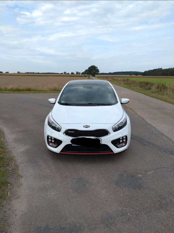 Weiß Gebraucht 2016 Kia Ceed GT-Track Limousine | 14.500 € (Fairer Preis) - Bild 1/4
