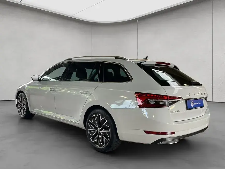 Gebraucht Skoda Superb LAURIN & KLEMENT 150 PS (110 kW) 2023 Moonweiß perleffekt Kombi