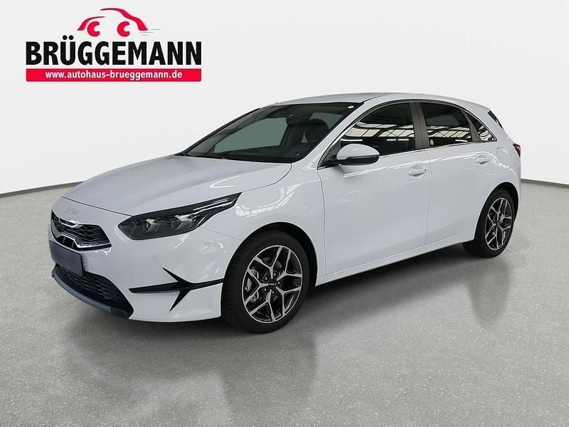 Weiß Neu 2025 Kia Ceed Style Limousine | 23.490 € (Guter Preis) - Bild 1/4