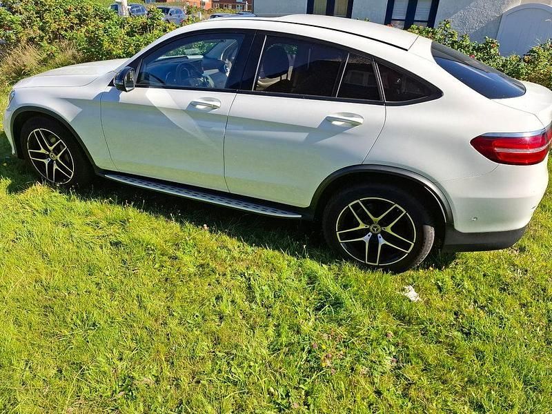 Weiß Gebraucht 2018 Mercedes GLC250 Coupé | 36.999 € (Fairer Preis) - Bild 1/4