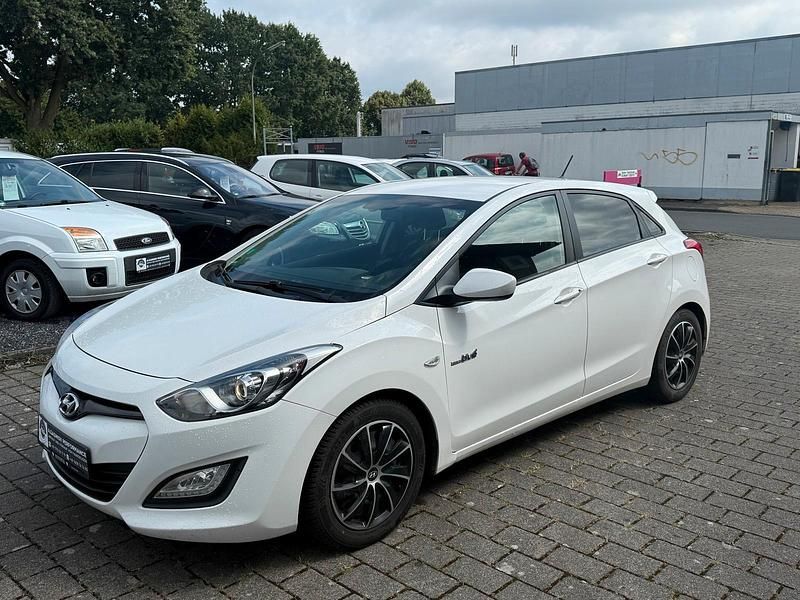 Weiß Gebraucht 2014 Hyundai i30 Limousine | 4.199 € (Fairer Preis) - Bild 1/4