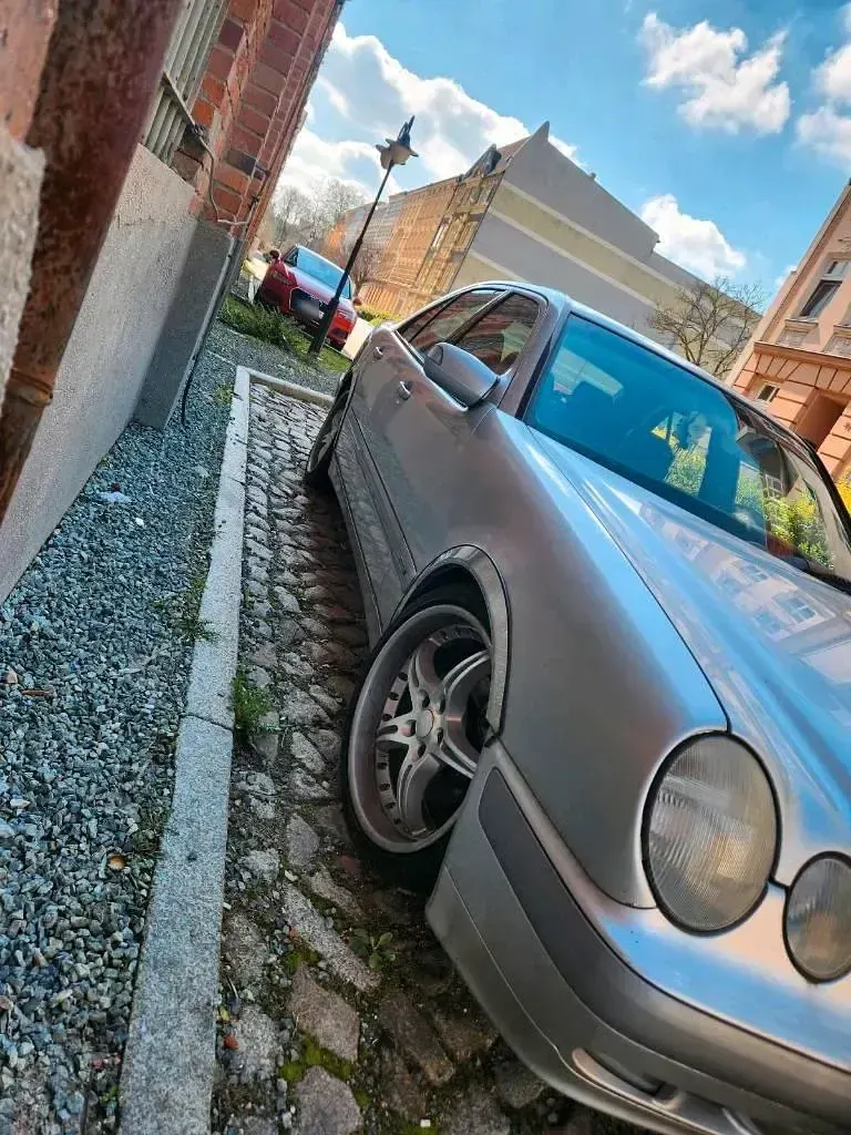 Gebraucht Mercedes E280 204 PS (150 kW) 1999 Silber Limousine
