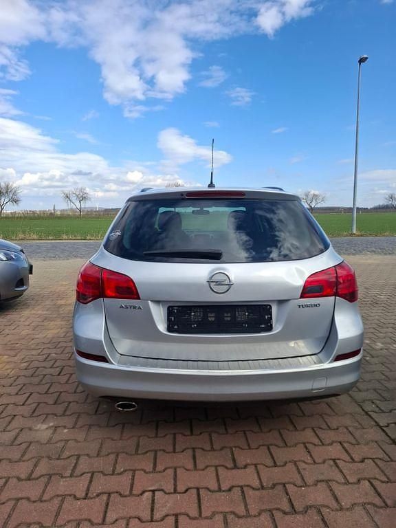 Gebraucht Opel Astra Design Edition 140 PS (102 kW) 2011 Silber Kombi