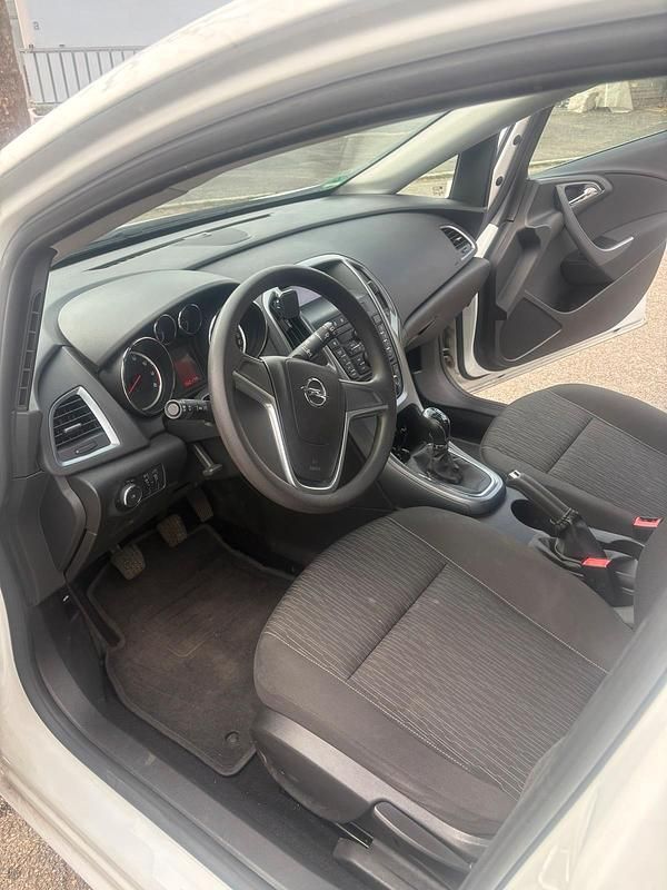Gebraucht Opel Astra 102 PS (75 kW) 2014 Weiß Kleinwagen