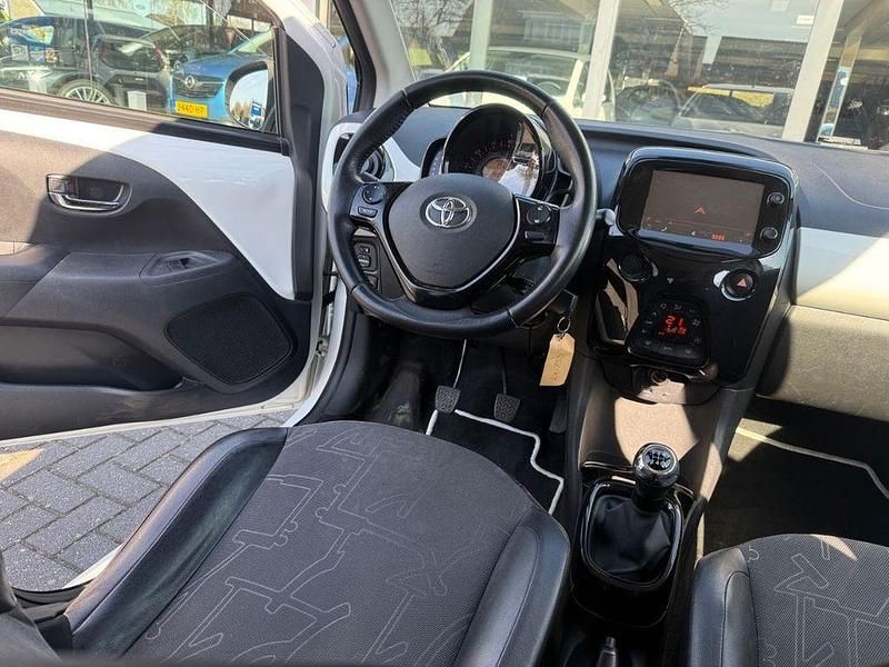 Gebraucht Toyota Aygo 69 PS (50 kW) 2018 Weiß Kleinwagen