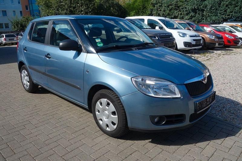 Grau Gebraucht 2009 Skoda Fabia Limousine | 2.889 € (Guter Preis) - Bild 1/4