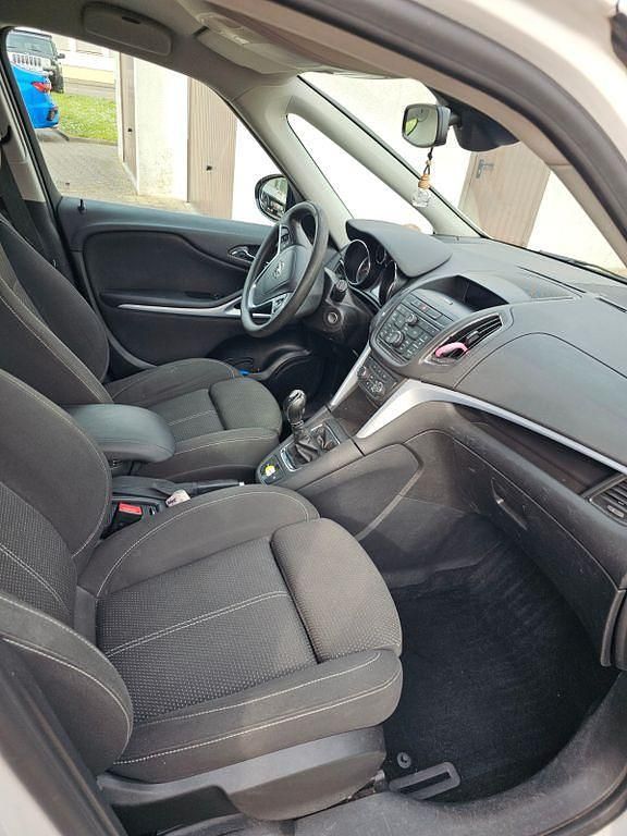 Gebraucht Opel Zafira Tourer Edition 131 PS (96 kW) 2012 Weiß Van / Kleinbus
