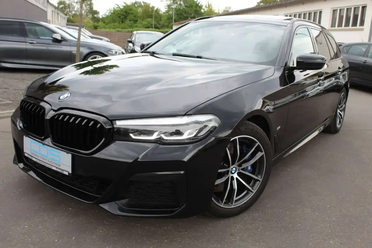 Gebraucht BMW 530 M Sport 252 PS (185 kW) 2021 Black sapphire metallic Kombi