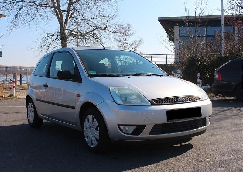 Gebraucht Ford Fiesta Ambiente 80 PS (58 kW) 2003 Silber Kleinwagen