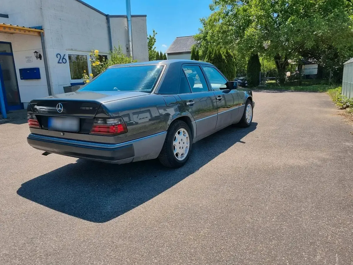 Gebraucht Mercedes 200 105 PS (77 kW) 1991 Grau Limousine