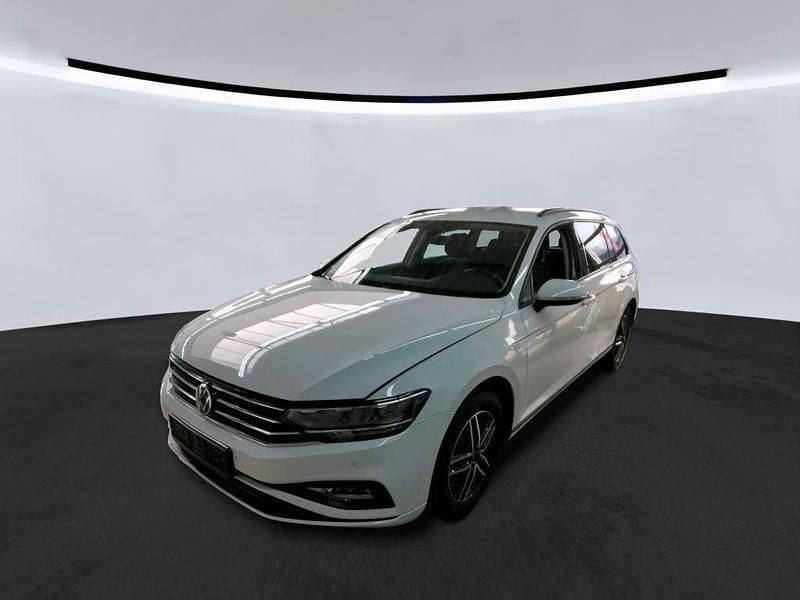 Gebraucht VW Passat Basis 122 PS (89 kW) 2021 Pure white Kombi