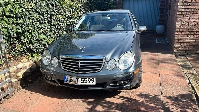 Grau Gebraucht 2007 Mercedes E550 Avantgarde Limousine | 8.900 € - Bild 1/4