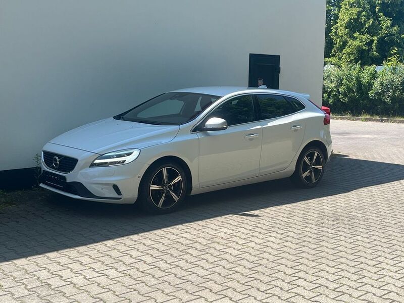Weiß Gebraucht 2018 Volvo V40 R-Design Kombi | 15.900 € (Fairer Preis) - Bild 1/4