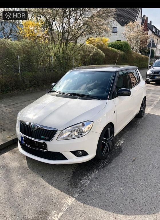 Weiß Gebraucht 2011 Skoda Fabia RS Kleinwagen | 12.000 € - Bild 1/4