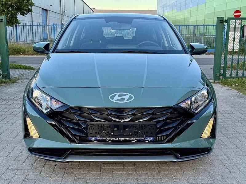 Gebraucht Hyundai i20 101 PS (74 kW) 2025 Mangrove green Limousine
