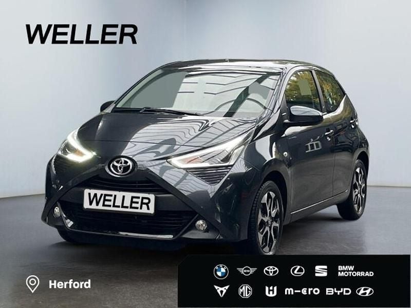 Grau Gebraucht 2020 Toyota Aygo X-play Kleinwagen | 11.590 € (Fairer Preis) - Bild 1/3
