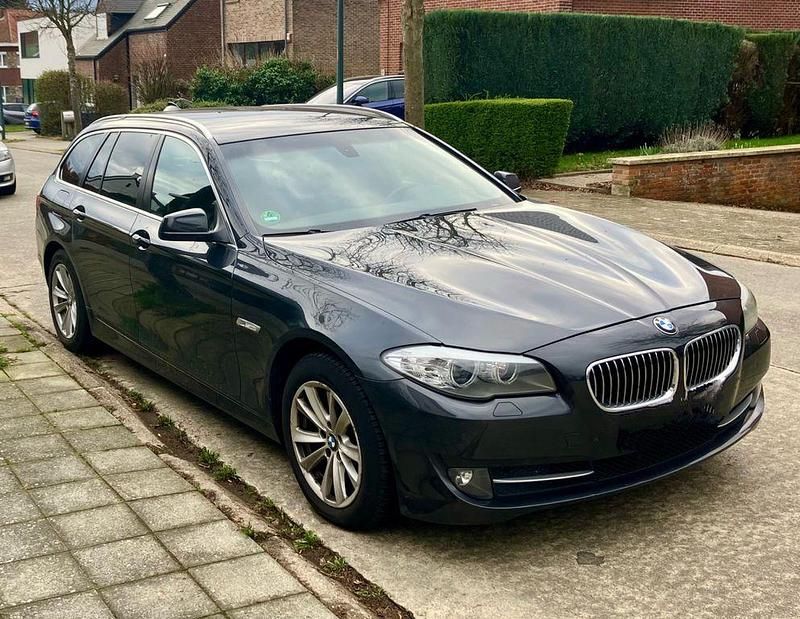 Gebraucht BMW 520 184 PS (135 kW) 2011 Grau Kombi
