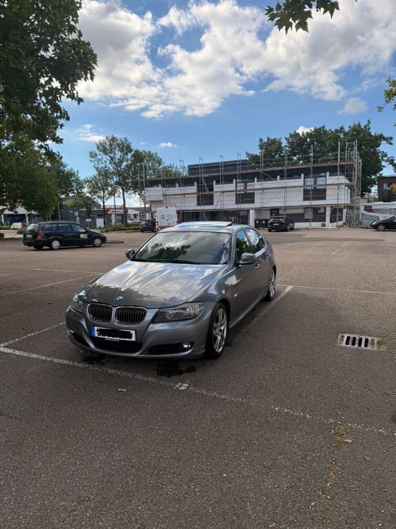 Grau Gebraucht 2010 BMW 330 Limousine | 12.000 € (Guter Preis) - Bild 1/4