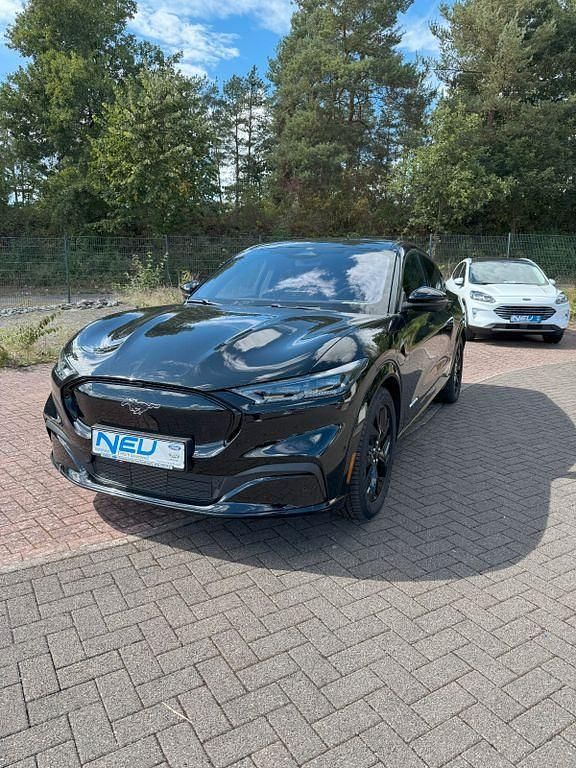 Schwarz Gebraucht 2024 Ford Mustang Mach-E Premium SUV | 44.990 € (Superpreis) - Bild 1/4