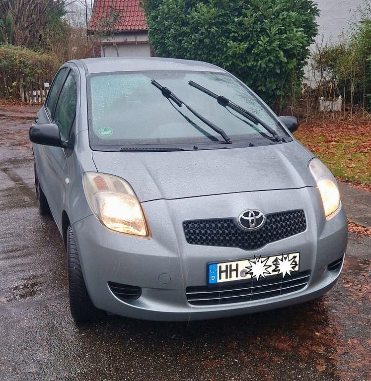 Grau Gebraucht 2009 Toyota Yaris Cool Limousine | 3.250 € (Fairer Preis) - Bild 1/4