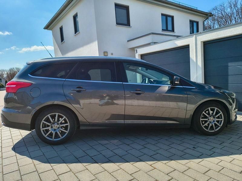 Gebraucht Ford Focus Titanium 125 PS (91 kW) 2015 Grau Kombi